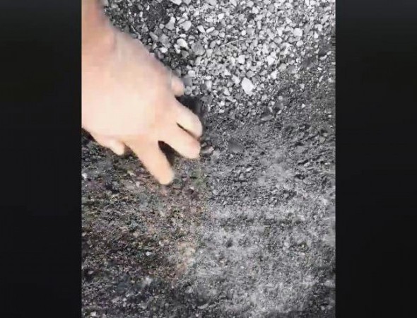Незавршени путеви: Руком се копа рупа у асфалту на путу Доња - Горња Коњуша