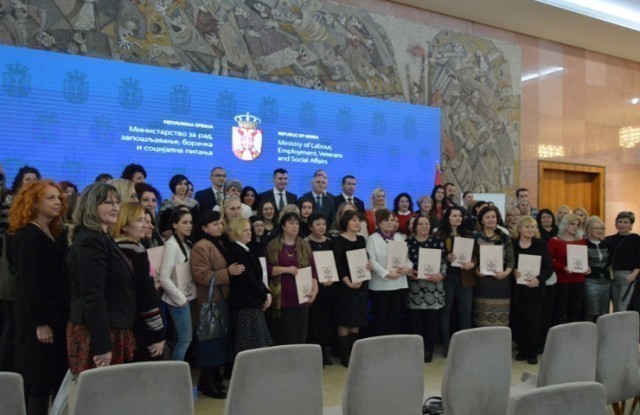 Ministar Đorđević uručio ženama juga Srbije, sertifikate za tkanje, necanje i vez