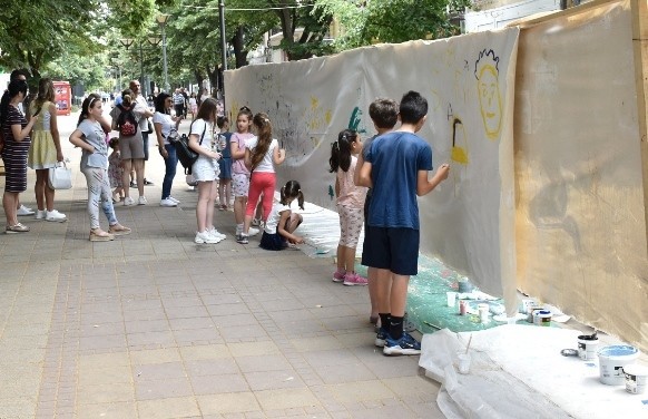 Mašta i deca mogu svašta - prokupačni mališani oslikavali platno dugačko 22 metra