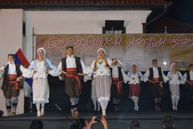 U dvorištu Šop Đokićeve kuće počeo „Leskovački letnji festival“