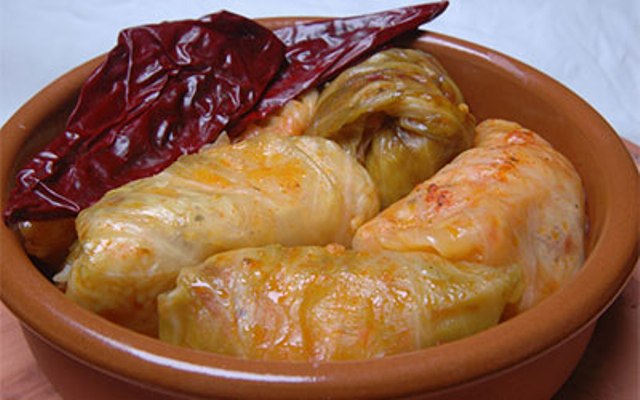 Stari recepti juga Srbije: Sarma od slatkog kupusa sa pilećim mesom