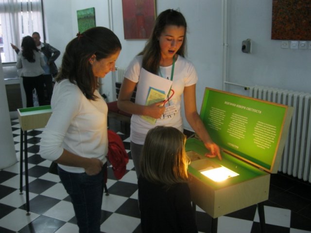 Отворена изложба посвећена светлости "Спектри" у Лесковцу