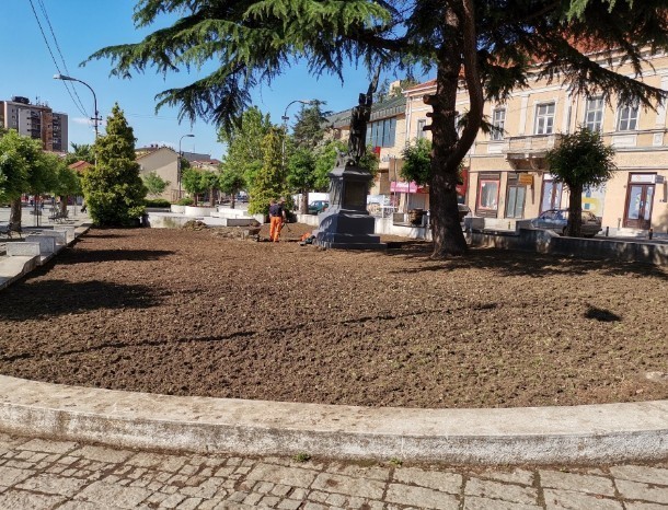 Prolećno uređenje zelenih površina oko "Čika Mitinog" spomenika u Vranju