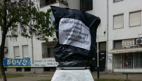 Oskrnavljen spomenik: Narodnom heroju navukli na glavu crnu kesu za đubre