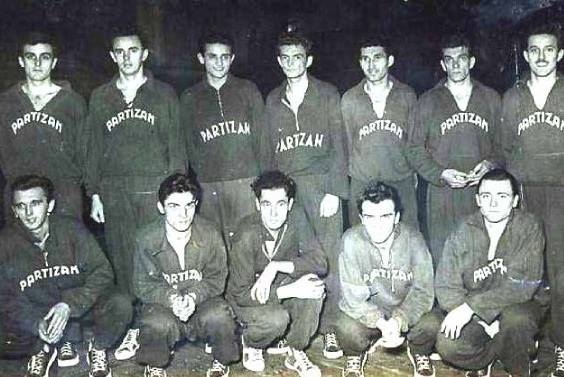 KK Partizan 1952/1953. Stoje Borisav Stanković, Ivan Jovanović, Mirko Marjanović (drugi, treći i četvrti sleva), čuče Radomir Šaper i Čeda Stojanović (drugi i treći sleva)