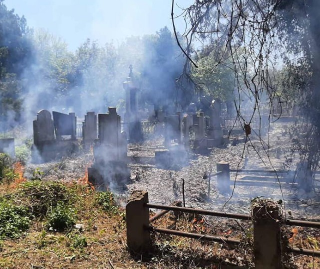 Ugašen požar manjih razmera na Starom groblju