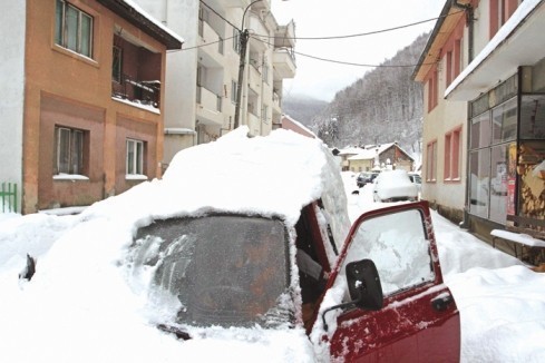 Широм Србије критично због снега