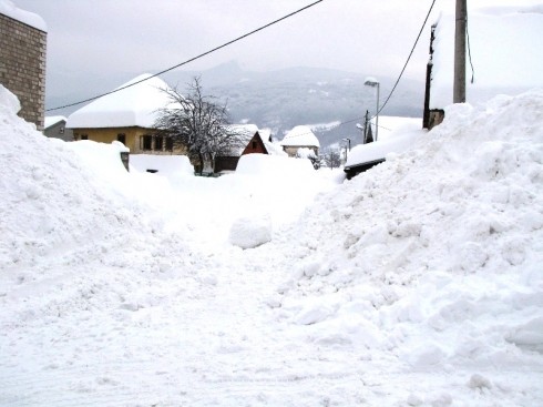 Снег прекрио Куршумлију, улице неочишћене
