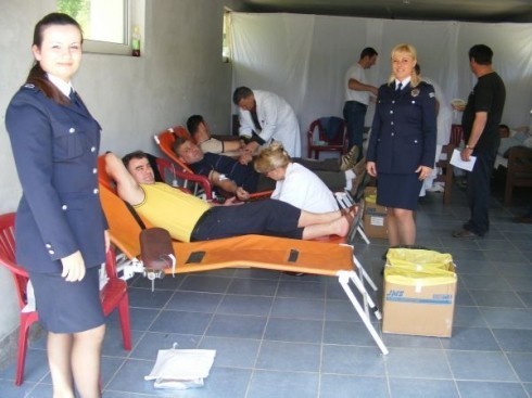 Policajci u akciji davanja krvi
