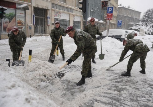 Vojska čisti  sneg u celoj Srbiji