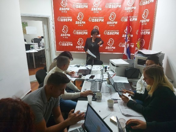 Саопштење Двери ПОКС: Злоупотреба мобилног телефона на гласачком месту у Нишу - позвана полиција