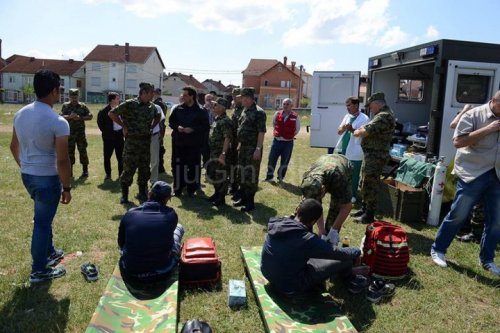 Војни лекари пружали помоћ имигрантима у Прешеву