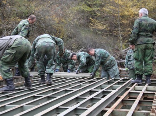 Браво момци: Војници граде мостове