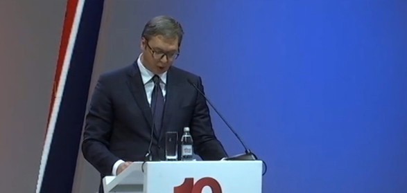 Uz Vučićevu poruku mira, najavu promena i smene nepoštenih u stranci, SNS obeležila desetogodišnjicu na skupu u Kraljevu