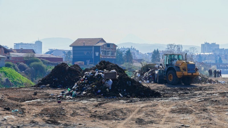 Смеће код "старог Вулкана" на левој обали Нишаве, количине 50 дивљих депонија - акција уклањања у току