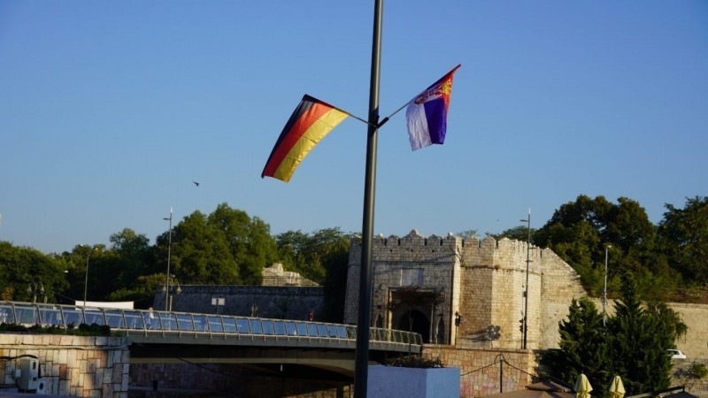 Зашто вијоре српске и немачке заставе у Нишу - објашњење сигло из Града