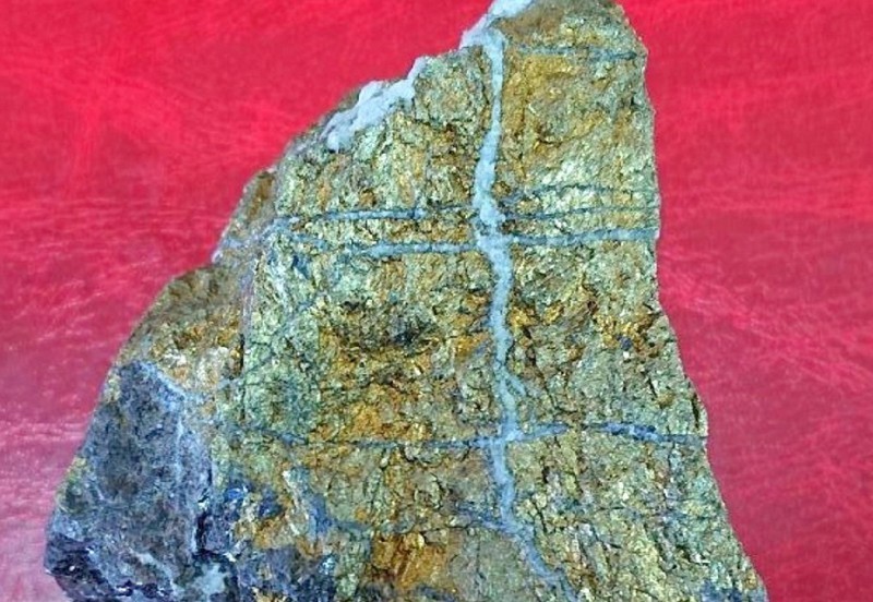 Svetlucavi kamen sa zlatnim česticama u prtljagu putnika težak preko 2 kilograma