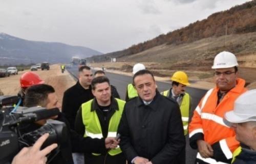 Министар присуствовао асфалтирању ауто-пута према Пироту