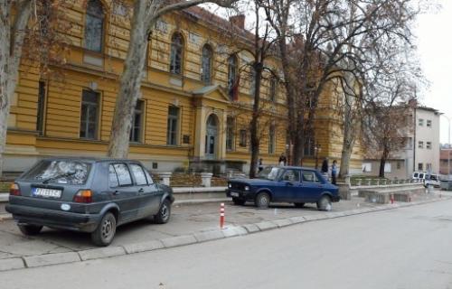Суд оградио тротоар ланцима