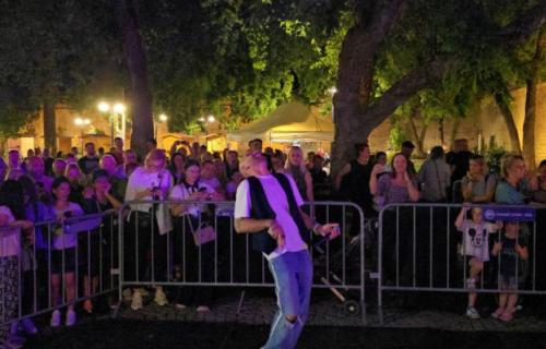 Alen Ademović zatvorio Drugi festival uličnih svirača „Zvuci niške kaldrme“
