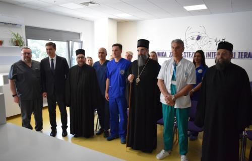 Универзитетски клинички центар у Нишу посетио је данас, 6. јула, Његово Високопреосвештенство Митрополит нишки Арсеније, који је са руководством ове здравствене установе и представницима Града Ниша разговарао о унапређењу сарадње у области здравствене и духовне бриге о пацијентима. Митрополит Арсеније у посети УКЦ Ниш: Наставља се изградња храма у кругу Клиничког центра