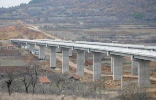 Кућа ни на небу ни земљи