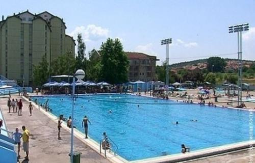 Читај и пливај: Базени добили библиотечки кутак
