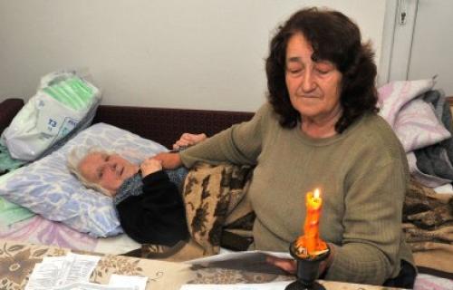 Непокретну старицу оставили без струје