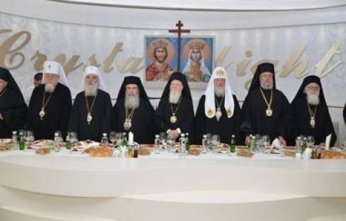 За њих нема зиме: Црквени поглавари ручали у нишкој „Кристалној ноћи“