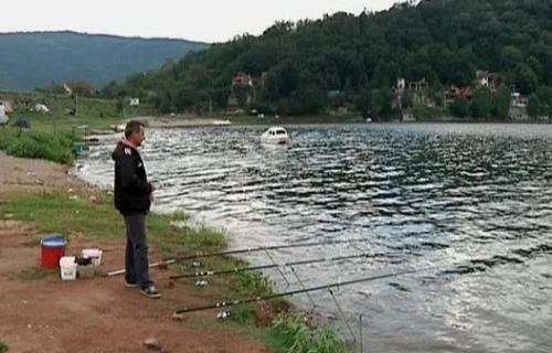 Рибочувари брину о Бованском језеру