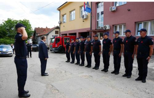 Potpredsednik Vlade Srbije i ministar unutrašnjih poslova Ivica Dačić obišao je danas Policijsku upravu Prokuplje i Vatrogasno-spasilačku jedinicu u ovom gradu, gde je razgovarao sa predstavnicima lokalnih samouprava i komandantima štabova za vanredne situacije Topličkog upravnog okruga. Dačić u Prokuplju: Niš dobija helikopter za gašenje požara, jača Sektor za vanredne situacije