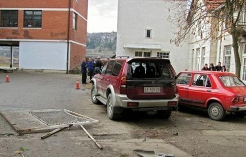 Pregazio decu u školskom dvorištu