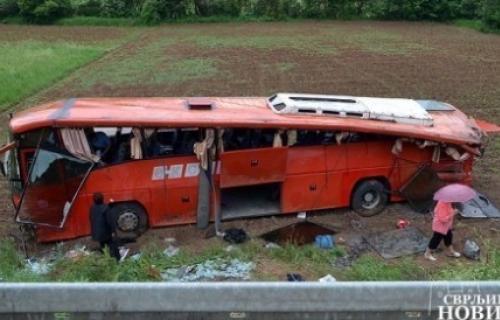 Vozač ''Niš Ekspresa'' izgubio kontrolu nad autobusom: Putnici leteli po autobusu!