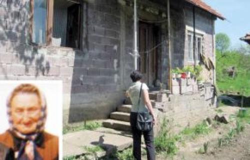 Lopatom razbio majci glavu