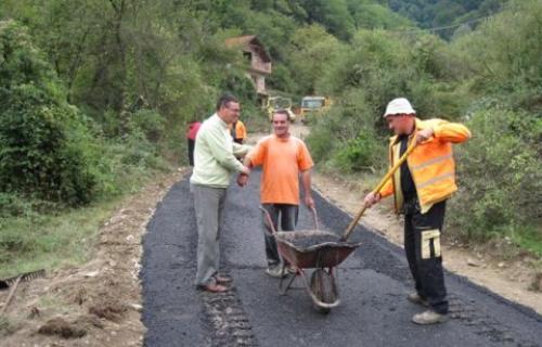 Асфалт у недођији и посао у ,,властитој режији’’