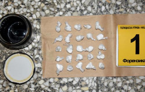 U policijskoj akciji sprovedenoj u Nišu uhapšena su dvojica muškaraca zbog sumnje da su povezani sa krivičnim delima iz oblasti zloupotrebe opojnih droga. Policija u Nišu zaplenila kokain i više od 400 grama marihuane, uhapšena dvojica muškaraca