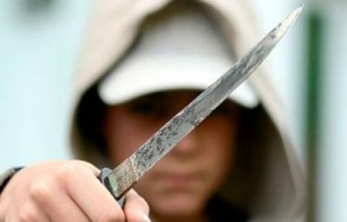 Sin policajca nožem izbo dvojicu mladića