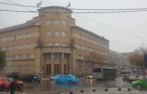 U Nišu se u narednim satima očekuje promenljivo i nestabilno vreme, uz razvoj oblačnosti, lokalne pljuskove i mogućnost grmljavine. UPOZORENjE: Nevreme moguće u Nišu – popodne pljuskovi, grmljavina i nagli pad temperature
