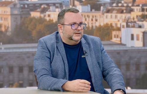 Универзитетски клинички центар Ниш у најкраћем року организовао је медицински тим који ће авионом Владе Србије отпутовати у Црну Гору како би преузео повређене Нишлије у тешкој саобраћајној несрећи, изјавио је директор УКЦ Ниш, доц. др Милан Лазаревић. Лазаревић: Тим УКЦ Ниш авионом Владе Србије преузима повређене у саобраћајној несрећи у Црној Гори