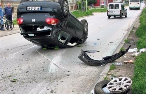 Преврнуо пријатељев голф