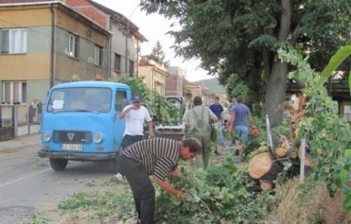Остали без струје и воде