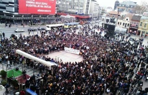 Хиљаде људи на протесту