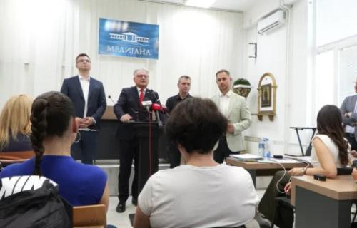 Ono što je najavljivano kao skup na kojem će opozicija predstaviti zajednički pravac delovanja i ponuditi odgovore na aktuelnu političku situaciju, završilo se bez konkretnog dogovora, ali uz salvu uvreda na račun novinara i medija. HAOS NA SKUPU OPOZICIJE: Pljuštale uvrede na račun novinara, jedinstva ni na vidiku