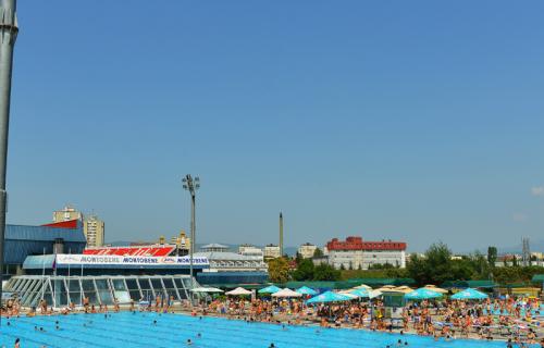 Na otvorenom kompleksu bazena Sportskog centra „Čair“ narednih nekoliko dana posetiocima će na raspolaganju biti olimpijski i dečiji (rekreacioni) bazen. Na bazenima „Čair“ privremeno rade samo olimpijski i dečiji bazen, ulaznica 200 dinara