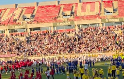 Dečji smeh, muzika i hiljade razigranih koraka ispunili su stadion „Čair“, gde je po deseti put održana tradicionalna manifestacija „Plesom do zdravlja i znanja“ u organizaciji JPU „Pčelica“. Čair ispunjen dečjim osmesima: 4.000 mališana plesom poslalo poruku o zdravlju i zajedništvu