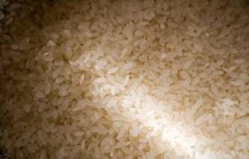 Грозно: Продају пиринач пун црних буба