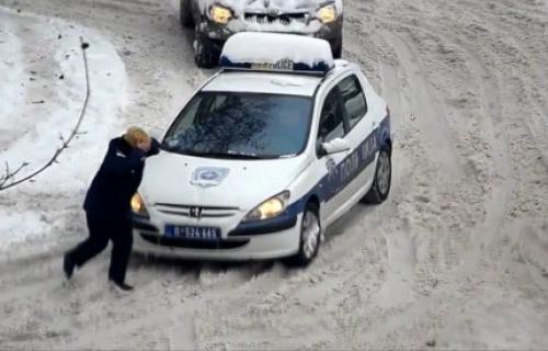 Niš nabavlja zimske gume za policiju