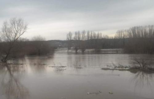 Уништена плодна поља, водостај река у опадању