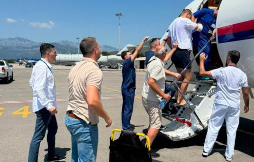 Sedam Nišlija povređenih u teškoj saobraćajnoj nesreći u Crnoj Gori stiglo je u Univerzitetski klinički centar Niš, gde će nastaviti lečenje nakon vazdušnog transporta iz Tivta. UKC Niš preuzeo lečenje sedmoro povređenih iz saobraćajne nesreće u Crnoj Gori