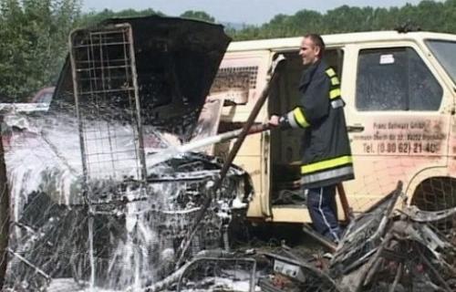 Požar na auto-otpadu u Leskovcu
